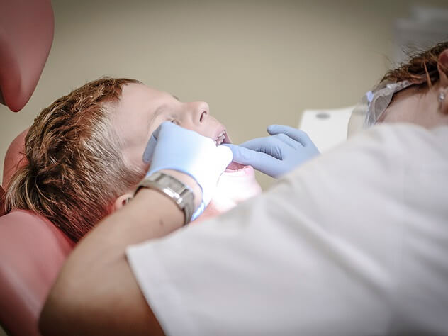 ¿Cómo preparar la primera visita de tus hijos al dentista?