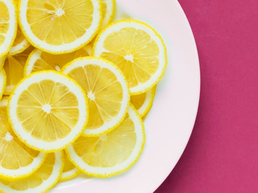 Beneficios de tomar agua con limón cada mañana