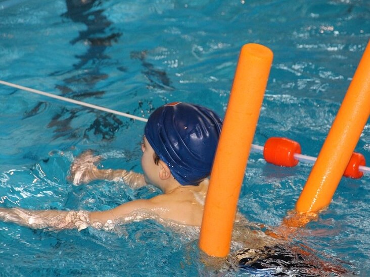 Trucos para ayudar a tus hijos a superar el miedo de nadar