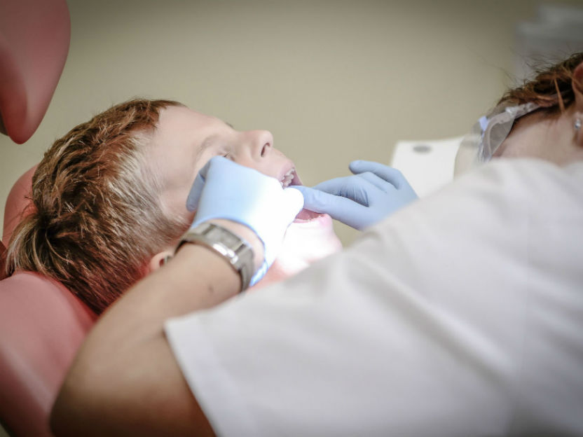 ¿Cómo preparar la primera visita de tu hijo al dentista?